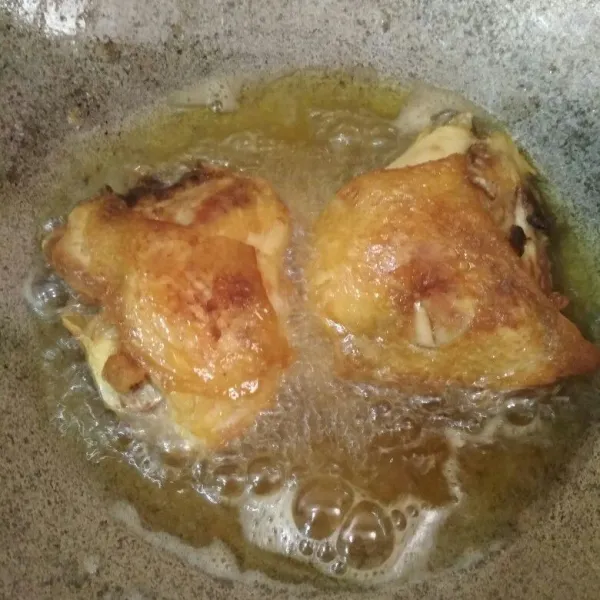 Ambil ayam yang sudah dimasak bersama kuah soto, goreng ayam hingga berkulit kedua sisi, angkat dan biarkan dingin, suwir-suwir
