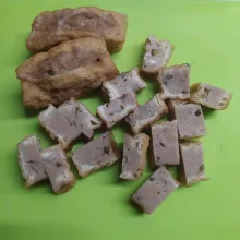 Potong-potong dadu tahu baksonya. Tusuk-tusuk dengan tusuk sate.