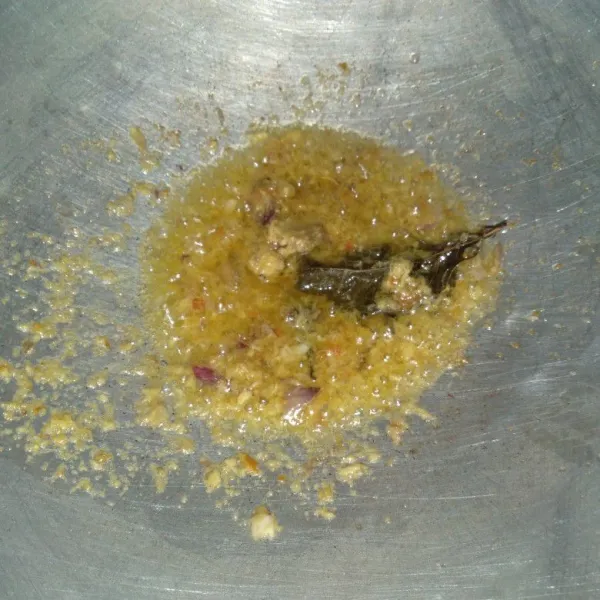 Tumis bumbu hingga harum dan matang.