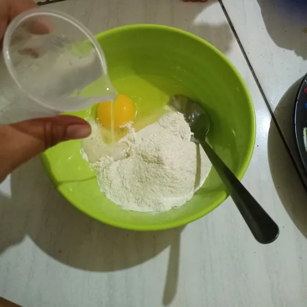 Sembari itu, buat adonan baluran. Campurkan tepung serbaguna, telur, garam dan air.