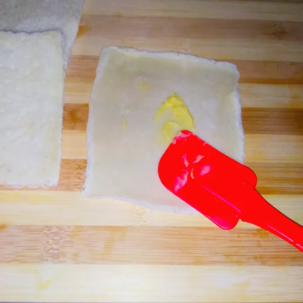 Gilas tipis semua roti tawar, kemudian olesi tipis permukaan dengan secukupnya margarin.