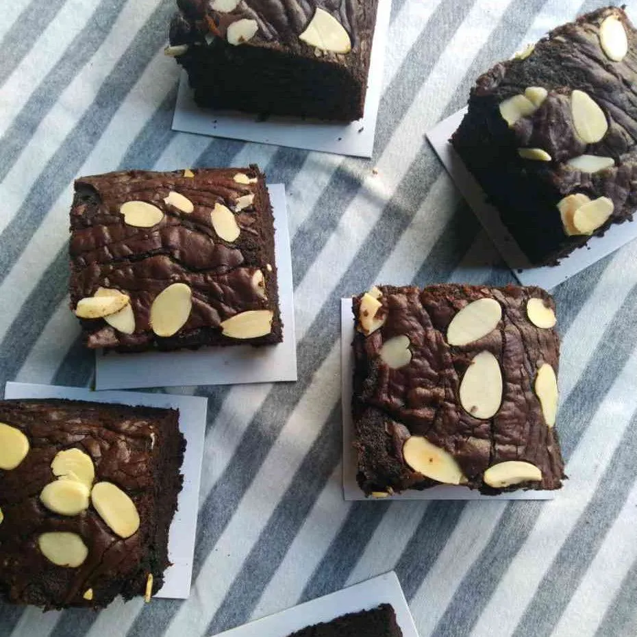 Chewy Almond Brownies
