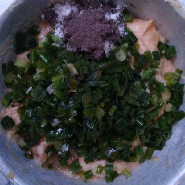 Tambahkan gula, garam. Aduk rata.