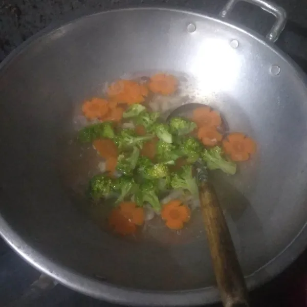 Masukkan brokoli, biarkan mendidih lalu bubuhkan garam, lada dan kaldu jamur. Masak hingga wortel dan brokoli matang.