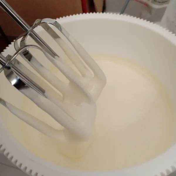 Mixer telur, gula pasir, sp dan vanilla cair dengan kecepatan tinggi sampai putih kental berjejak