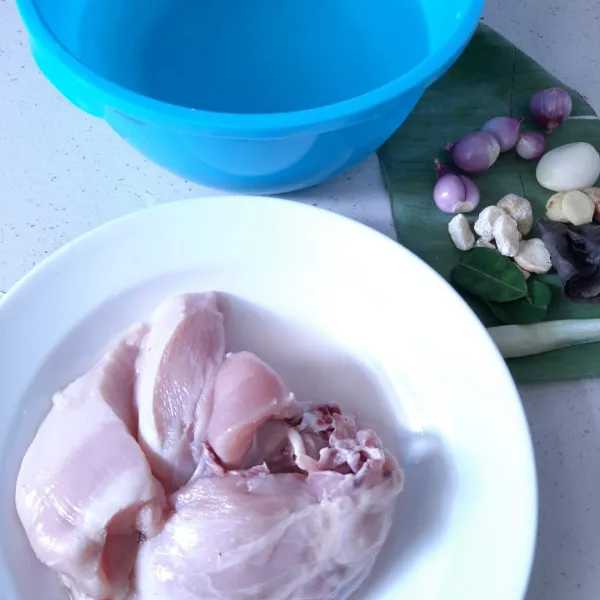 Cuci bersih ayam, siapkan bahan yang akan diolah.
