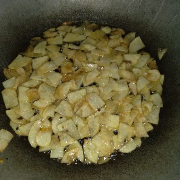 Goreng kentang hingga renyah.