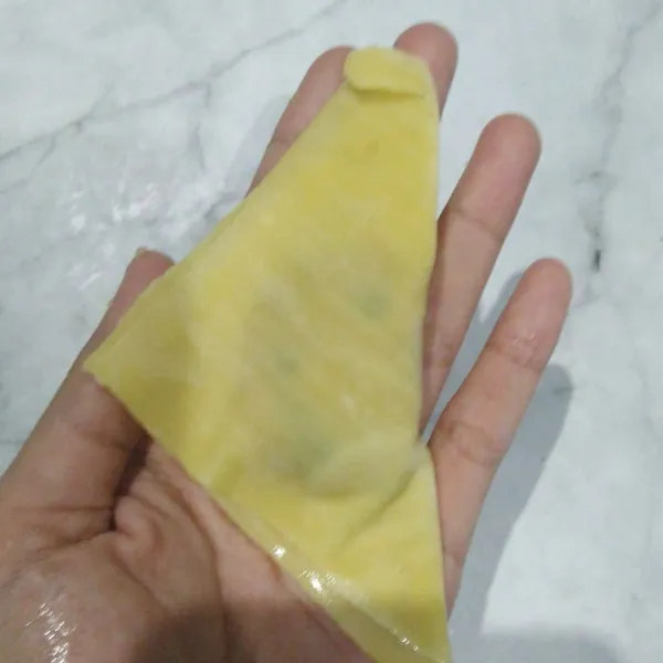 Olesi pinggiran dengan air. Tutup.