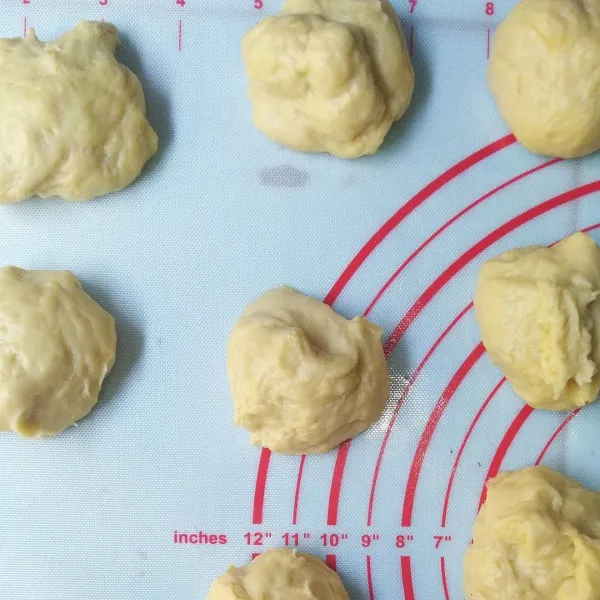 Bagi adonan sesuai selera.