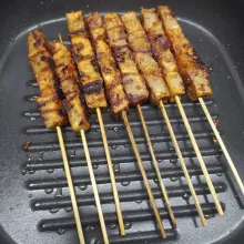 Panaskan grill pan, beri sedikit minyak. Panggang sate tahu bakso sampai kecoklatan. Angkat dan sajikan dengan saos kacang dan sambal kecap.