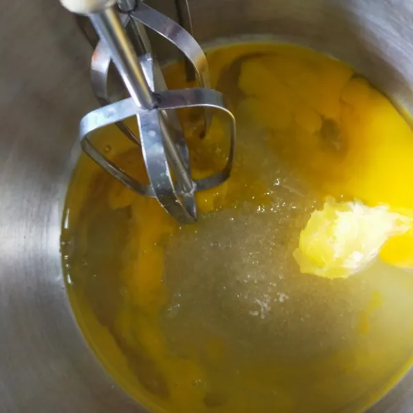 Mixer SP/ emulsifier, telur dan gula hingga mengembang putih kental.