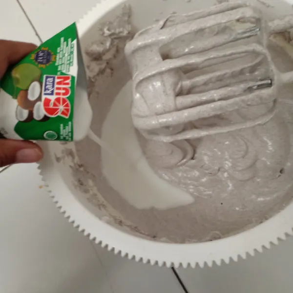 Masukkan santan instan, aduk rata