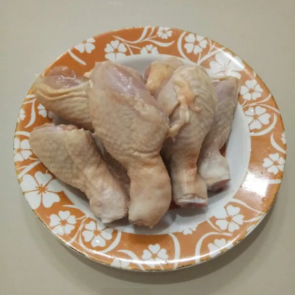 Lumuri ayam dengan air jeruk nipis, diamkan sesaat lalu cuci dan bilas hingga bersih, tiriskan.