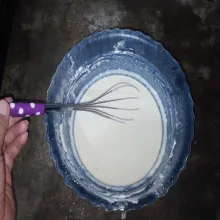 Setelah tercampur merata, saring adonan tepung biar tidak ada yang bergerindil.