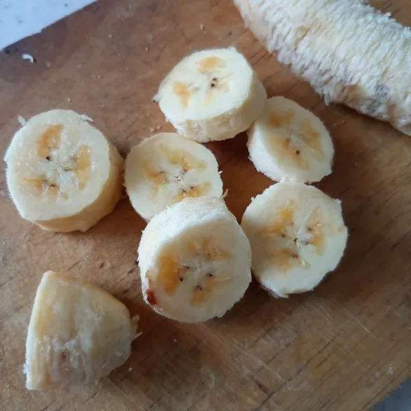 Kupas dan potong-potong pisang.
