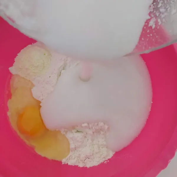 Siapkan tepung terigu, gula, ragi instan, telur dan susu bubuk dalam wadah. Tambahkan blender nasi.