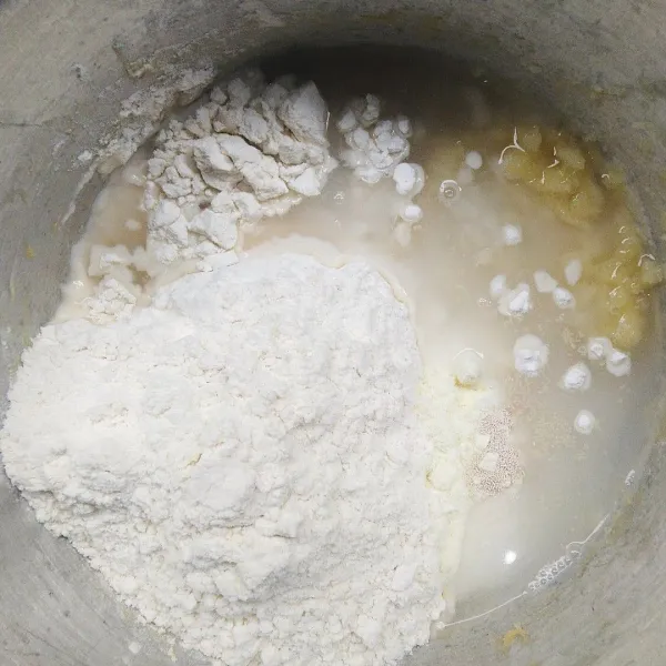 Campur dan ulen hingga setengah kalis semua bahan utama kecuali margarin dan garam.