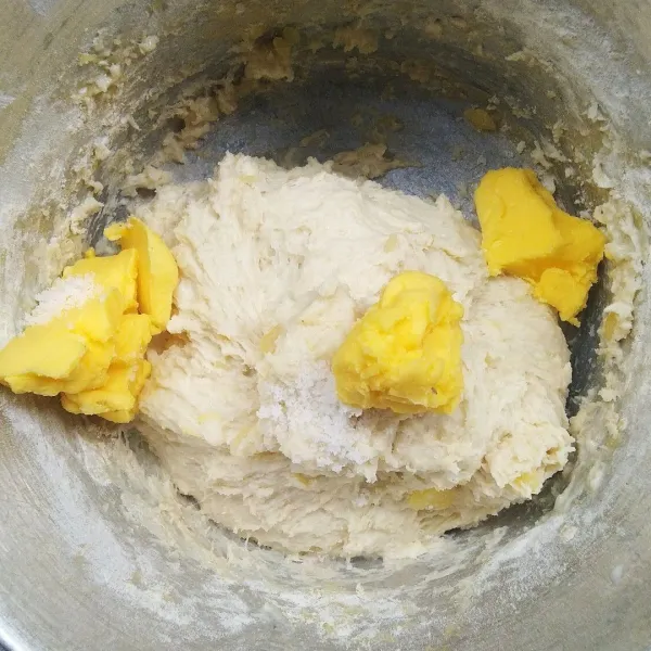 Masukkan margarin dan garam. Ulen hingga kalis elastis. Proofing kurang lebih 30 menit.