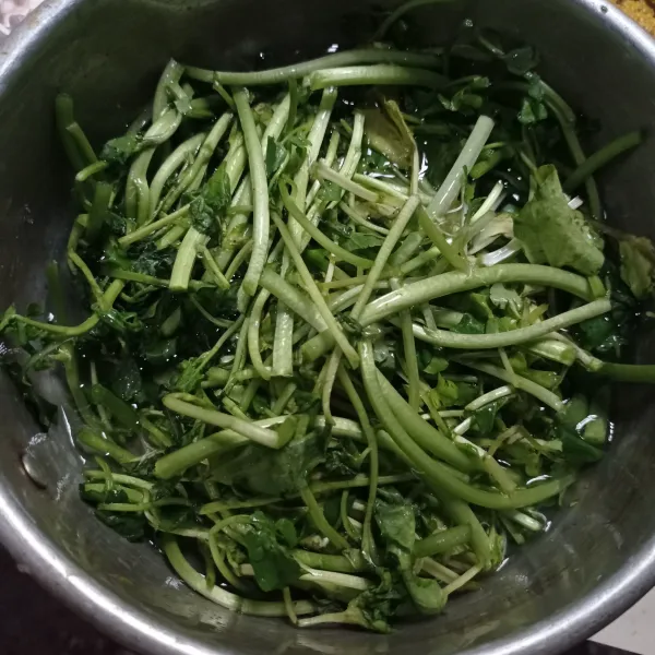 Petik bagian atas selada air, lalu cuci sampai bersih, tiriskan.