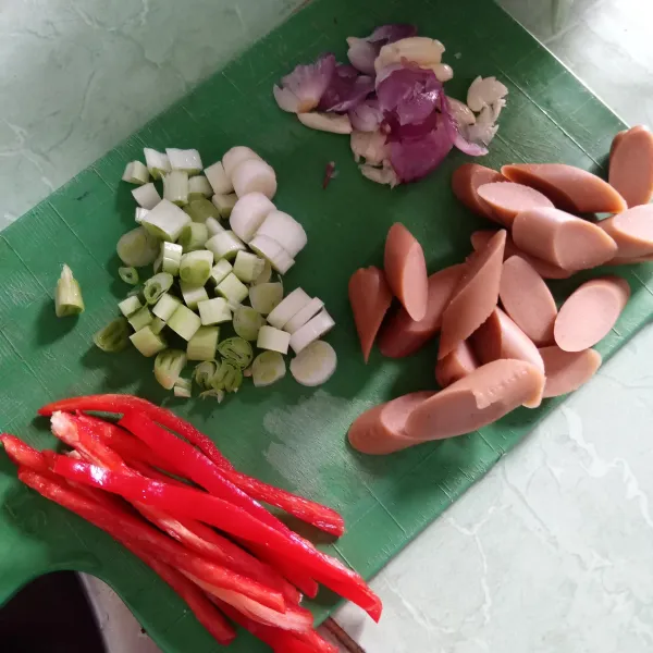 Siapkan sosis, daun bawang, cabai merah dan bawang merah putih digeprek.