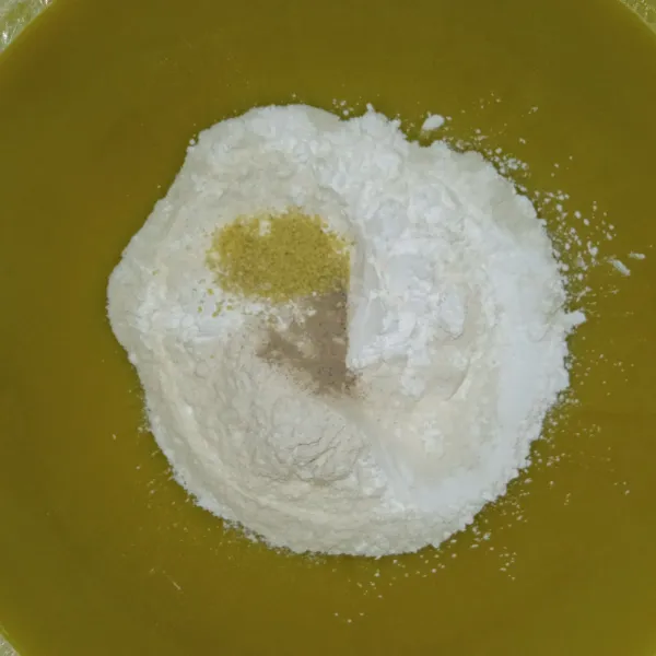 Masukkan tepung terigu, tapioka, garam, kaldu jamur dan lada bubuk. Aduk rata sambil diremas-remas.
