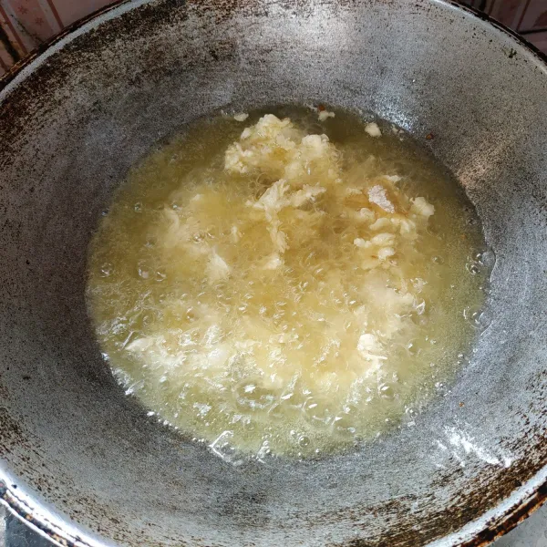 Panaskan minyak goreng secukupnya, setelah minyak panas, masukkan ayam goreng hingga matang.