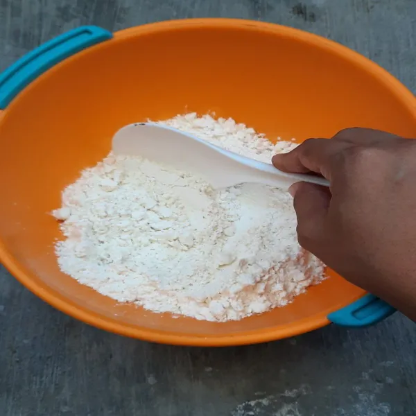 Campurkan tepung terigu, baking powder, vanili bubuk & gula (ayak) lalu aduk rata.