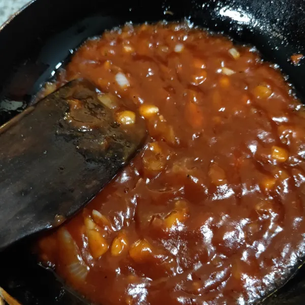 Membuat saus : tumis bawang putih dan bawang bombay, lalu masukkan semua bahan saus biarkan sampai meletup letup. Terakhir tambahkan larutan maizena.