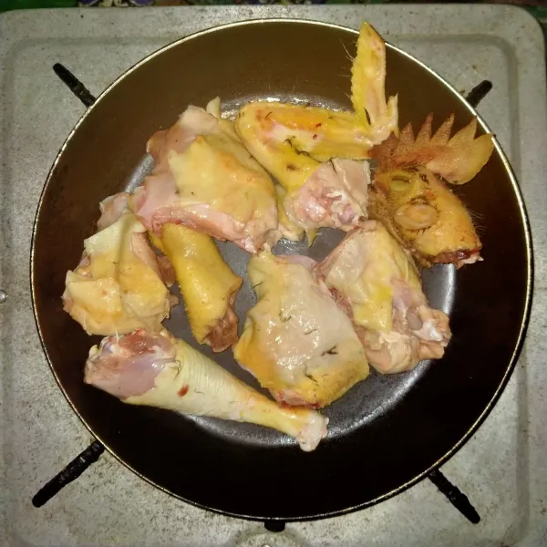 Potong ayam kampung lalu panggang di atas tdflon hingga berubah warna.