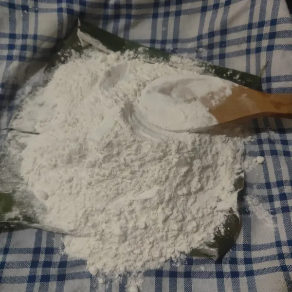Kukus tepung beras beri daun pandan sekitar 10 menit. Kukus juga kelapa parut.