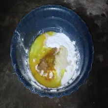 Siapkan wadah kosong, masukkan tepung beras, tepung tapioka, telur dan semua bumbu- bumbu.