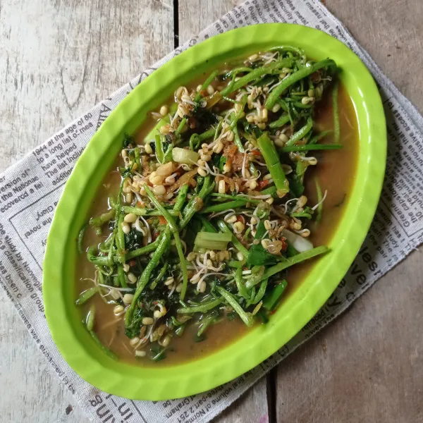 Masak sebentar hingga sayuran agak layu dan bumbu meresap. Matikan api dan sajikan.