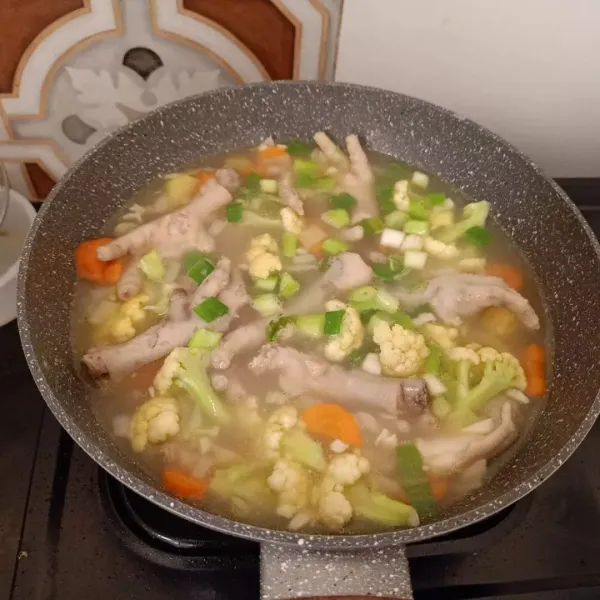 Kemudian tambahkan lada bubuk, kaldu jamur dan garam. Aduk rata, koreksi rasa. Terakhir, masukkan daun bawang. Aduk sebentar dan matikan kompor. Sajikan hangat dengan taburan bawang goreng 🥰