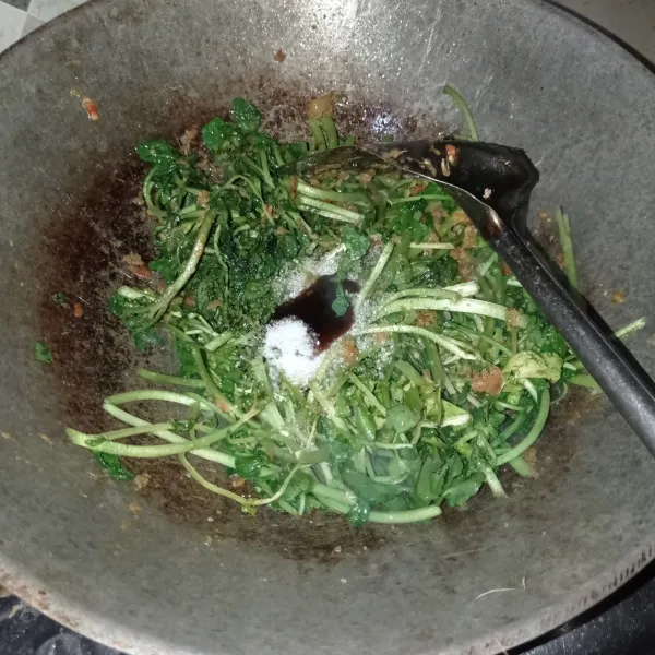 Masukkan selada air, aduk rata lalu bumbui dengan garam, gula pasir, dan saus tiram. Aduk rata masak sampai matang.