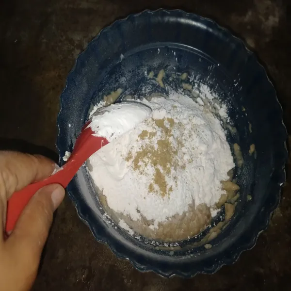 Masukkan tepung tapioka sedikit demi sedikit & masukkan semua bumbu. Aduk sampai adonan bakso bisa dibentuk. (jangan terlalu benyek)