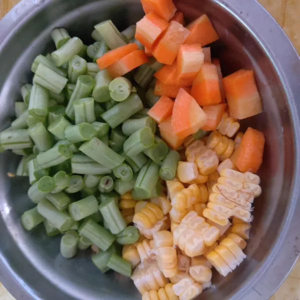 Potong dadu wortel, potong juga buncis dan pipil jagung lalu rebus sebentar, sisihkan.