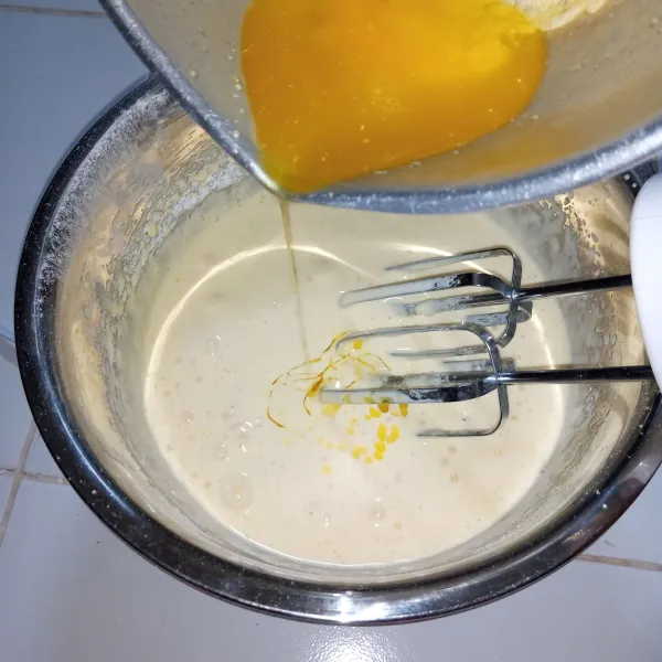 Mixer telur, emulsif, pasta vanila dan gula hingga mengembang. Masukkan tepung, susu, maizena sambil diayak dan dimixer cukup rata. Tuang butter yang sudah di lelehkan, mixer kembali cukup rata.