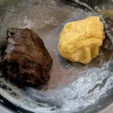 Satu adonan tambahkan dengan coklat bubuk, lalu aduk sampai tercampur rata. Bagi menjadi 4 bagian, 2 adonan putih dan 2 adonan coklat.