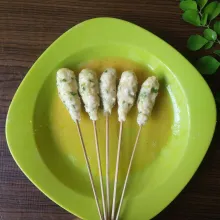 Lumuri sempol dengan telur sampai rata.