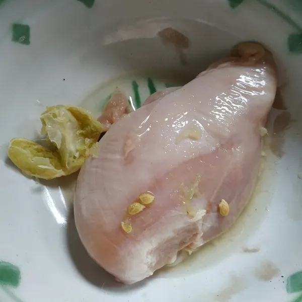 Lumuri dada ayam dengan jeruk nipis, diamkan sebentar lalu bilas sampai bersih.