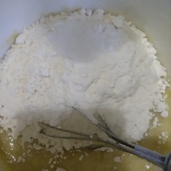 Masukkan tepung terigu, baking soda dan baking powder serta coklat potong