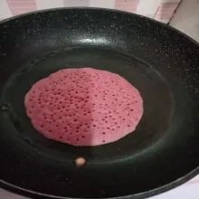 setelah muncul rongga2 pada pancake dan permukaan pancake matang, angkat lalu sajikan dengan gula halus atau madu