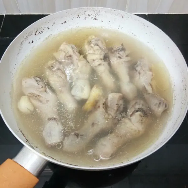 Masukkan ayam ke dalam wajan. Tambahkan air, bawang putih memar, jahe dan garam. Masak hingga ayam matang.