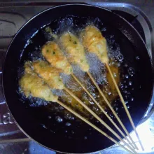 Panaskan minyak, goreng sempol menggunakan api sedang hingga matang. Angkat lalu sajikan dengan saus sambal.