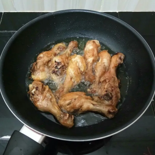Kemudian goreng ayam dalam minyak panas hingga matang, tiriskan.
