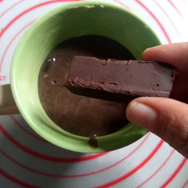 Tuang ke mug yang sudah dioles margarin tipis-tipis. Tambahkan coklat batang (jika pakai) masukkan hingga tenggelam.