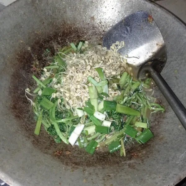Terakhir, beri kaldu bubuk, kecambah, dan irisan daun bawang. Aduk rata, koreksi rasa.