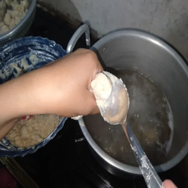 Didihkan air terlebih dahulu, kemudian cetak adonan bakso menggunakan tangan & sendok bersih. Cemplungkan ke dalam air yang sudah mendidih.
