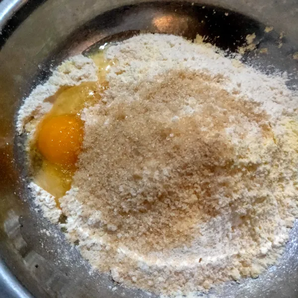 Dalam wadah masukkan gula, mentega dan telur, kocok hingga rata, tambahkan tepung terigu, vanili bubuk dan garam aduk sampai rata. Tambahkan air sedikit demi sedikit.