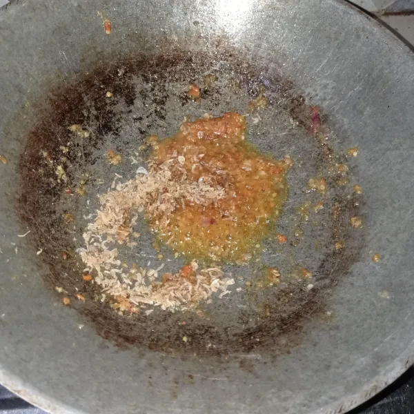 Tumis bumbu halus dan udang rebon sampai matang.